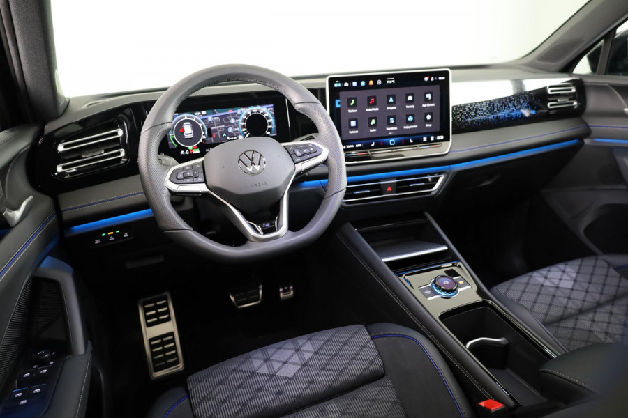 Volkswagen Tiguan 1.5 eHybrid R-Line Business | Panoramaschuif-kanteldak | Wegklapbare Trekhaak | Achterklep Elektrisch | Black style pakket | Navigatie | Parkeer assistent |