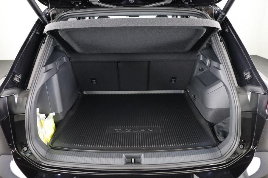 Volkswagen Tiguan 1.5 eHybrid R-Line Business | Panoramaschuif-kanteldak | Wegklapbare Trekhaak | Achterklep Elektrisch | Black style pakket | Navigatie | Parkeer assistent |
