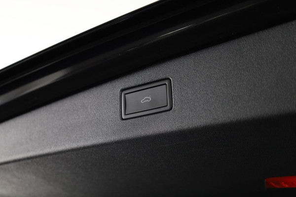 Volkswagen Tiguan 1.5 eHybrid R-Line Business | Panoramaschuif-kanteldak | Wegklapbare Trekhaak | Achterklep Elektrisch | Black style pakket | Navigatie | Parkeer assistent |