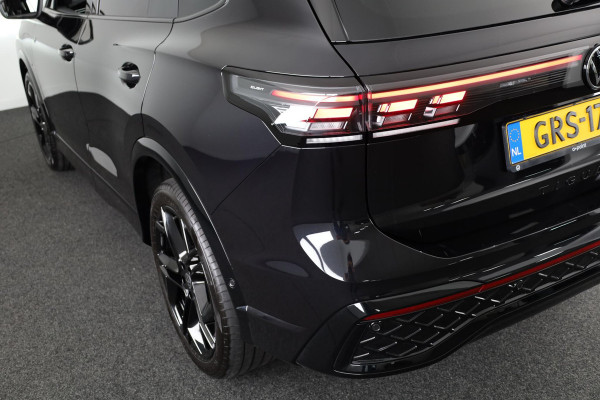 Volkswagen Tiguan 1.5 eHybrid R-Line Business | Panoramaschuif-kanteldak | Wegklapbare Trekhaak | Achterklep Elektrisch | Black style pakket | Navigatie | Parkeer assistent |