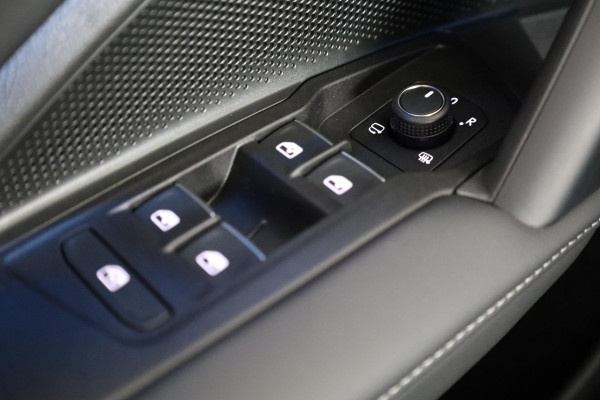 Volkswagen Tiguan 1.5 eHybrid R-Line Business | Panoramaschuif-kanteldak | Wegklapbare Trekhaak | Achterklep Elektrisch | Black style pakket | Navigatie | Parkeer assistent |