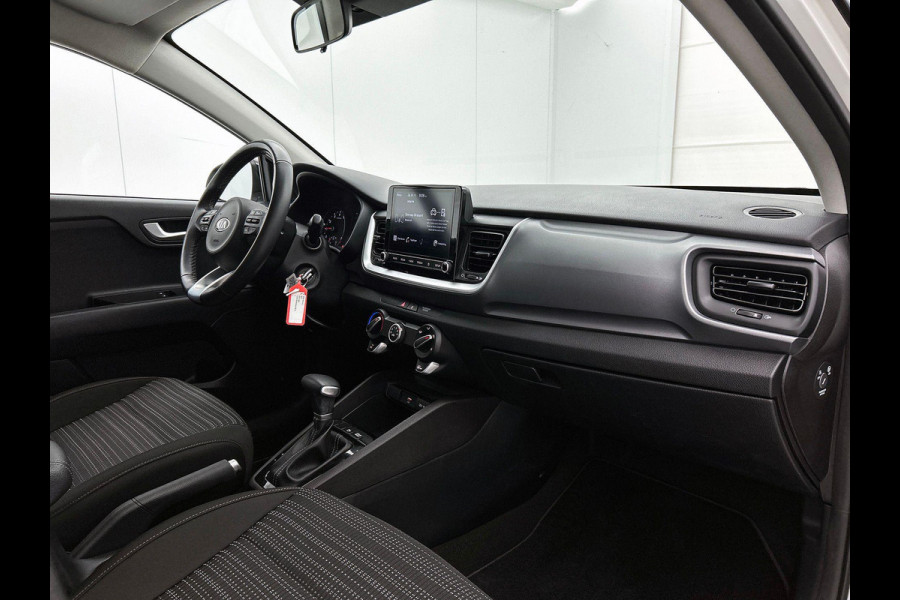 Kia Stonic 1.0 T-GDi 120pk MHEV DynamicLine Auto. Navigatie Apple Carplay/Android Auto Camera Parkeersensoren achter Cruise Control Lichtmetalen velgen Airco