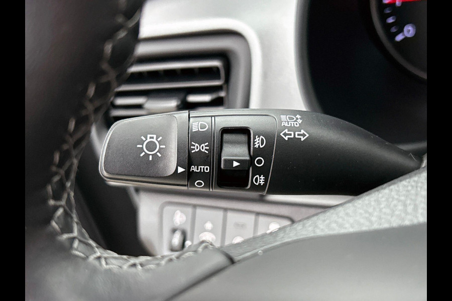 Kia Stonic 1.0 T-GDi 120pk MHEV DynamicLine Auto. Navigatie Apple Carplay/Android Auto Camera Parkeersensoren achter Cruise Control Lichtmetalen velgen Airco