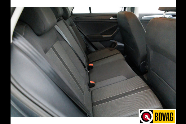 Volkswagen T-Roc 1.0 TSI 116 PK Business Edition | Stoelverw. | Apple Carplay / Android auto | PDC V+A Automatisch inparkeren, Climate control, all season banden, extra getint glas achter