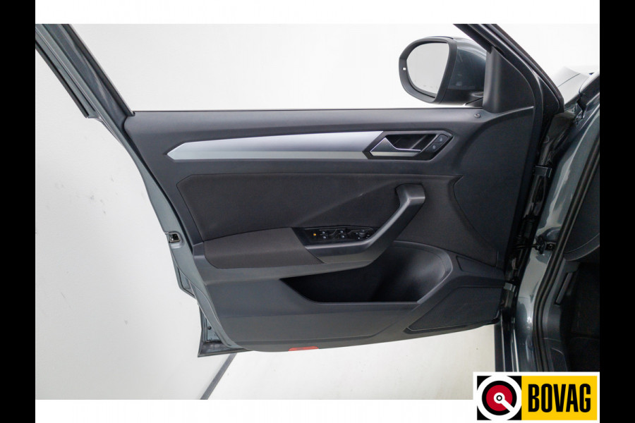 Volkswagen T-Roc 1.0 TSI 116 PK Business Edition | Stoelverw. | Apple Carplay / Android auto | PDC V+A Automatisch inparkeren, Climate control, all season banden, extra getint glas achter