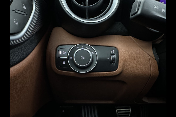 Alfa Romeo Giulia 2.0T Sprint (INCL-BTW) Aut. *PANO | LEATHER-FABRIC | XENON | ADAPTIVE-CRUISE | BLIND-SPOT | SPORTSEATS | CAMERA | NAVI-FULLMAP | DAB+ | SHIFT-PADDLES | PRIVACY-GLASS | LANE-ASSIST | BLINDSPOT | KEYLESS |