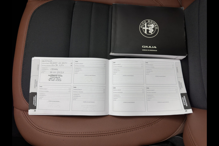 Alfa Romeo Giulia 2.0T Sprint (INCL-BTW) Aut. *PANO | LEATHER-FABRIC | XENON | ADAPTIVE-CRUISE | BLIND-SPOT | SPORTSEATS | CAMERA | NAVI-FULLMAP | DAB+ | SHIFT-PADDLES | PRIVACY-GLASS | LANE-ASSIST | BLINDSPOT | KEYLESS |