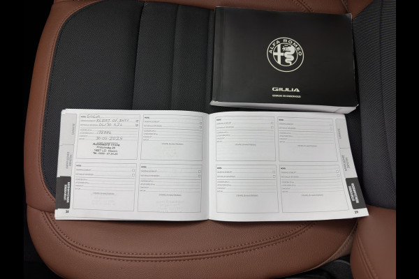 Alfa Romeo Giulia 2.0T Sprint (INCL-BTW) Aut. *PANO | LEATHER-FABRIC | XENON | ADAPTIVE-CRUISE | BLIND-SPOT | SPORTSEATS | CAMERA | NAVI-FULLMAP | DAB+ | SHIFT-PADDLES | PRIVACY-GLASS | LANE-ASSIST | BLINDSPOT | KEYLESS |