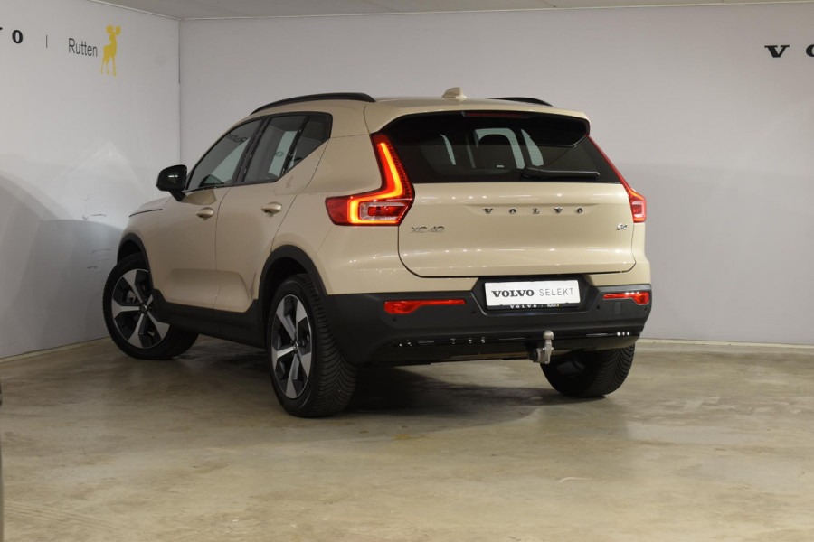 Volvo XC40 B4 211PK Automaat Plus Dark / Navigatie / Adaptive Cruise / Harman Kardon / Stuur- & Stoelverwarming / Elektrische achterklep / Achteruitrijcamera / Trekhaak / Elektrische stoelverst. met geheugen