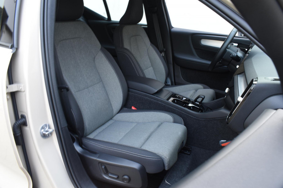 Volvo XC40 B4 211PK Automaat Plus Dark / Navigatie / Adaptive Cruise / Harman Kardon / Stuur- & Stoelverwarming / Elektrische achterklep / Achteruitrijcamera / Trekhaak / Elektrische stoelverst. met geheugen