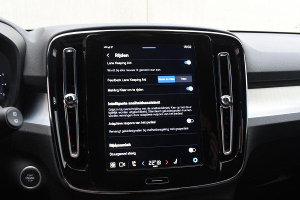 Volvo XC40 B4 211PK Automaat Plus Dark / Navigatie / Adaptive Cruise / Harman Kardon / Stuur- & Stoelverwarming / Elektrische achterklep / Achteruitrijcamera / Trekhaak / Elektrische stoelverst. met geheugen