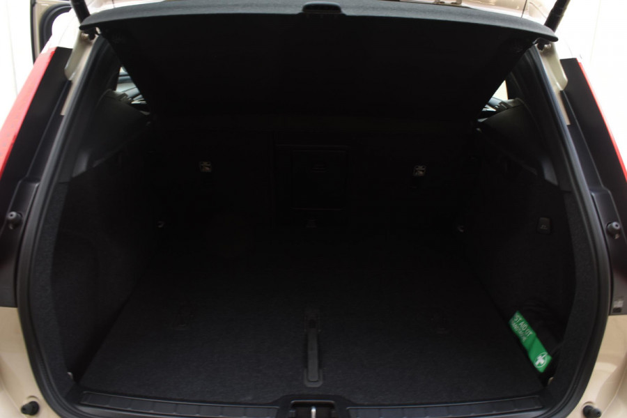 Volvo XC40 B4 211PK Automaat Plus Dark / Navigatie / Adaptive Cruise / Harman Kardon / Stuur- & Stoelverwarming / Elektrische achterklep / Achteruitrijcamera / Trekhaak / Elektrische stoelverst. met geheugen