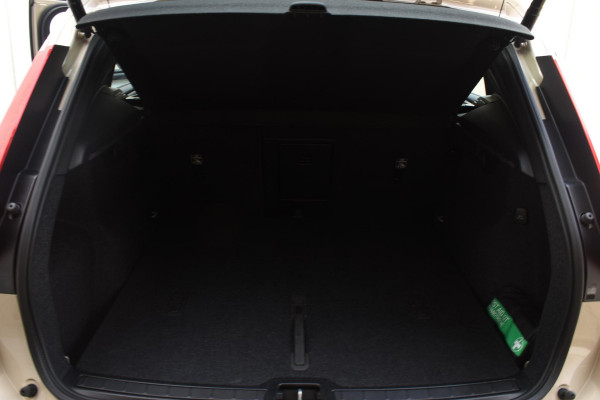 Volvo XC40 B4 211PK Automaat Plus Dark / Navigatie / Adaptive Cruise / Harman Kardon / Stuur- & Stoelverwarming / Elektrische achterklep / Achteruitrijcamera / Trekhaak / Elektrische stoelverst. met geheugen