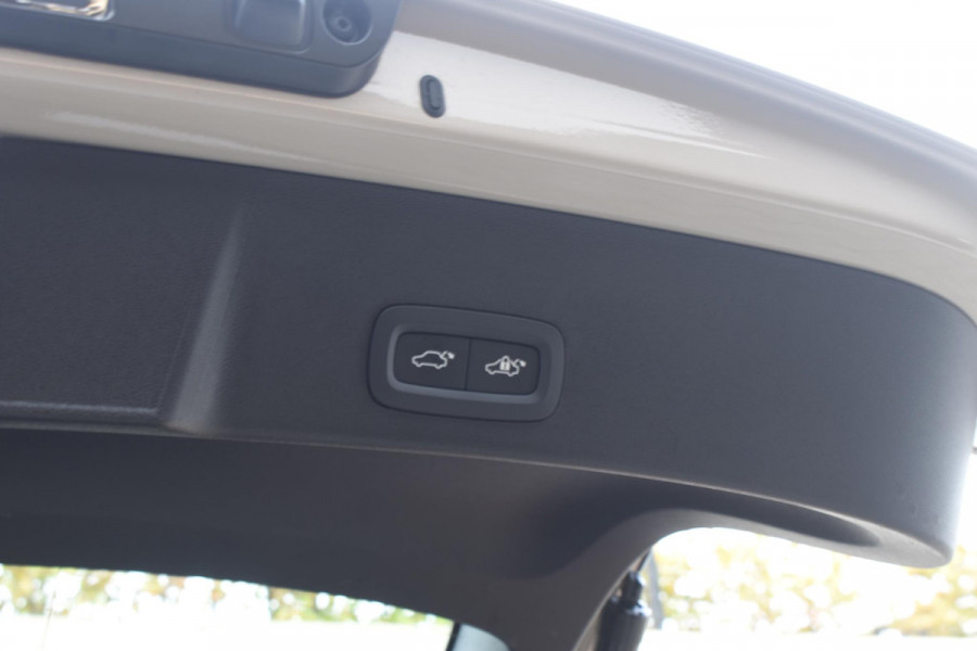 Volvo XC40 B4 211PK Automaat Plus Dark / Navigatie / Adaptive Cruise / Harman Kardon / Stuur- & Stoelverwarming / Elektrische achterklep / Achteruitrijcamera / Trekhaak / Elektrische stoelverst. met geheugen