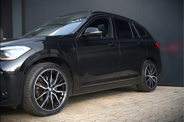 BMW X1 xDrive25e eDrive Edition M Sport | Panoramadak | Leer | Head-Up Display | Camera | Shadowline | Keyless | Cruise Control | Navigatie Prof. | Stoelverwarming | Elek. Achterklep | Ambiance Verlichting