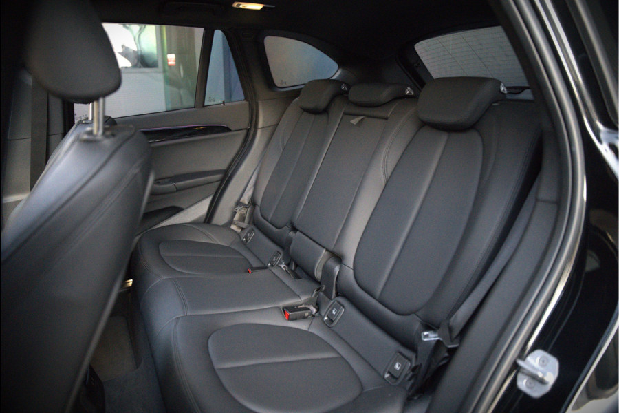 BMW X1 xDrive25e eDrive Edition M Sport | Panoramadak | Leer | Head-Up Display | Camera | Shadowline | Keyless | Cruise Control | Navigatie Prof. | Stoelverwarming | Elek. Achterklep | Ambiance Verlichting