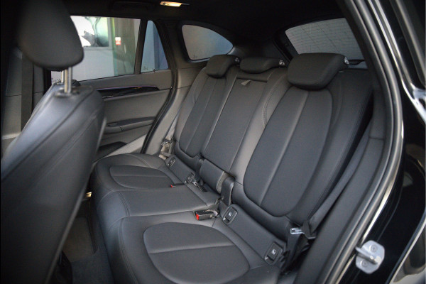 BMW X1 xDrive25e eDrive Edition M Sport | Panoramadak | Leer | Head-Up Display | Camera | Shadowline | Keyless | Cruise Control | Navigatie Prof. | Stoelverwarming | Elek. Achterklep | Ambiance Verlichting