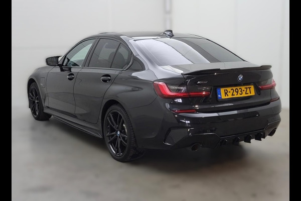 BMW 3-serie 330e xDrive Business Edition Plus M Sport | M Performance | Panoramadak | 360° Camera | Carbon | Head Up Display | Stoelverwarming | Stuurverwarming | Apple Carplay | Navigatie | Cruise Control | Ambiance Verlichting | Trekhaak