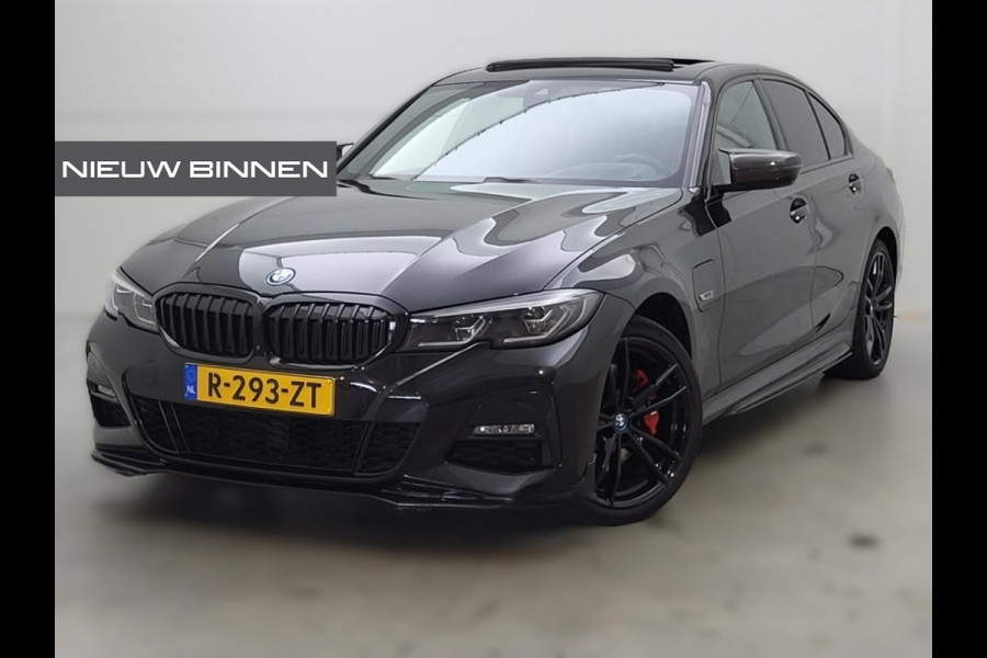 BMW 3-serie 330e xDrive Business Edition Plus M Sport | M Performance | Panoramadak | 360° Camera | Carbon | Head Up Display | Stoelverwarming | Stuurverwarming | Apple Carplay | Navigatie | Cruise Control | Ambiance Verlichting | Trekhaak