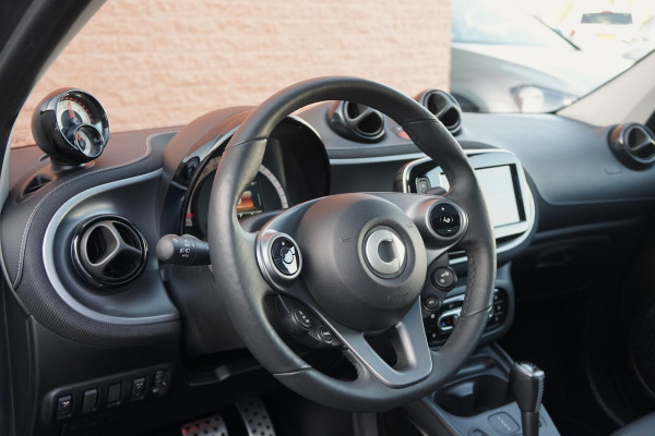 Smart Forfour EQ BRABUS Style 18 kWh + CAMERA / STOELVERWARING VOOR & ACHTER / PANO