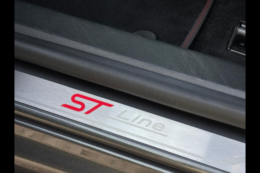 Ford FOCUS Wagon 1.5 EcoBoost 150 pk AUTOMAAT ST Line business, camera,panoramadak afn. trekhaak, winter pakket, NL auto met nap