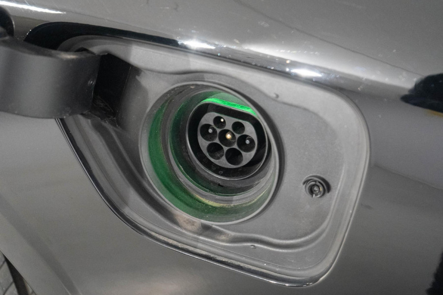 Volvo V60 T6 340PK Automaat Recharge AWD Inscription / Lederen bekleding / Stoel- en stuurverwarming /  Harman Kardon / Semi-elektrische trekhaak / Keyless Entry / Elektrische stoelen met geheugen