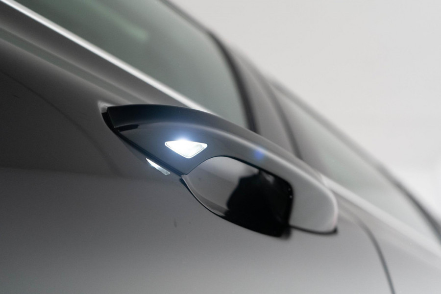 Volvo V60 T6 340PK Automaat Recharge AWD Inscription / Lederen bekleding / Stoel- en stuurverwarming /  Harman Kardon / Semi-elektrische trekhaak / Keyless Entry / Elektrische stoelen met geheugen