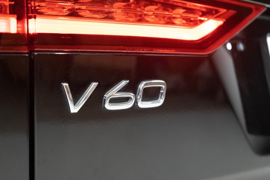 Volvo V60 T6 340PK Automaat Recharge AWD Inscription / Lederen bekleding / Stoel- en stuurverwarming /  Harman Kardon / Semi-elektrische trekhaak / Keyless Entry / Elektrische stoelen met geheugen