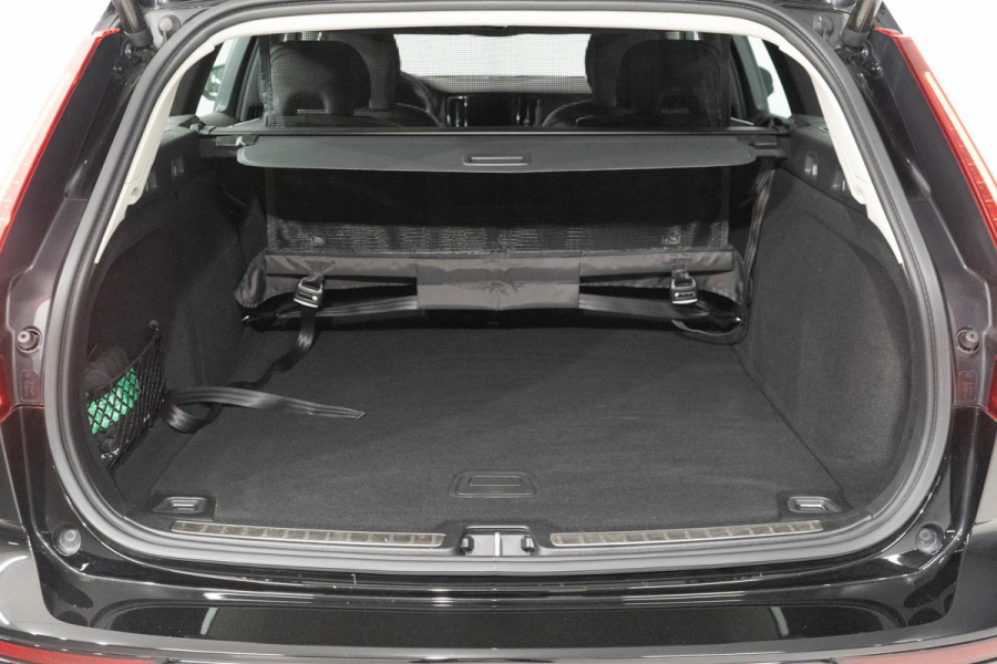 Volvo V60 T6 340PK Automaat Recharge AWD Inscription / Lederen bekleding / Stoel- en stuurverwarming /  Harman Kardon / Semi-elektrische trekhaak / Keyless Entry / Elektrische stoelen met geheugen