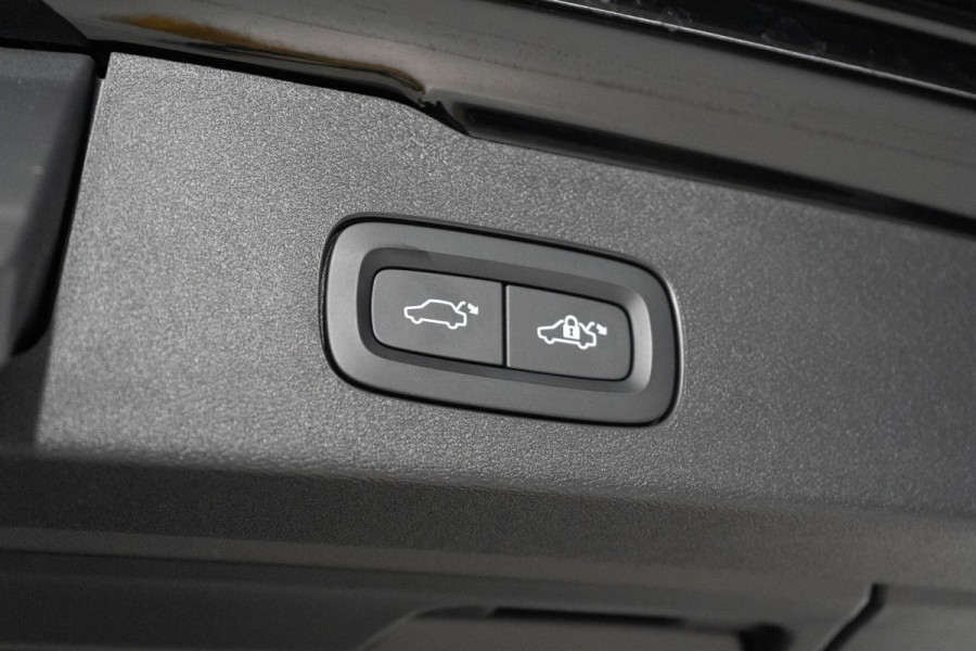 Volvo V60 T6 340PK Automaat Recharge AWD Inscription / Lederen bekleding / Stoel- en stuurverwarming /  Harman Kardon / Semi-elektrische trekhaak / Keyless Entry / Elektrische stoelen met geheugen