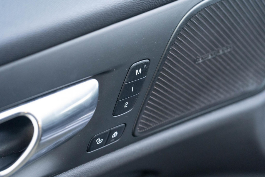 Volvo V60 T6 340PK Automaat Recharge AWD Inscription / Lederen bekleding / Stoel- en stuurverwarming /  Harman Kardon / Semi-elektrische trekhaak / Keyless Entry / Elektrische stoelen met geheugen