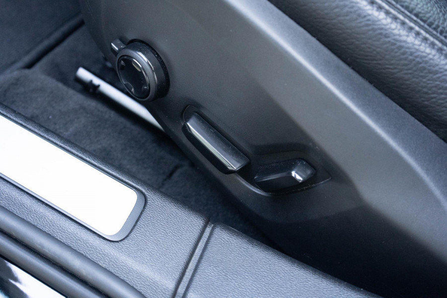 Volvo V60 T6 340PK Automaat Recharge AWD Inscription / Lederen bekleding / Stoel- en stuurverwarming /  Harman Kardon / Semi-elektrische trekhaak / Keyless Entry / Elektrische stoelen met geheugen