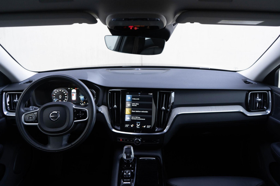 Volvo V60 T6 340PK Automaat Recharge AWD Inscription / Lederen bekleding / Stoel- en stuurverwarming /  Harman Kardon / Semi-elektrische trekhaak / Keyless Entry / Elektrische stoelen met geheugen