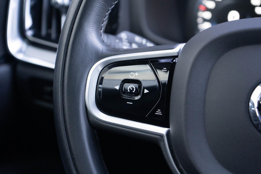 Volvo V60 T6 340PK Automaat Recharge AWD Inscription / Lederen bekleding / Stoel- en stuurverwarming /  Harman Kardon / Semi-elektrische trekhaak / Keyless Entry / Elektrische stoelen met geheugen