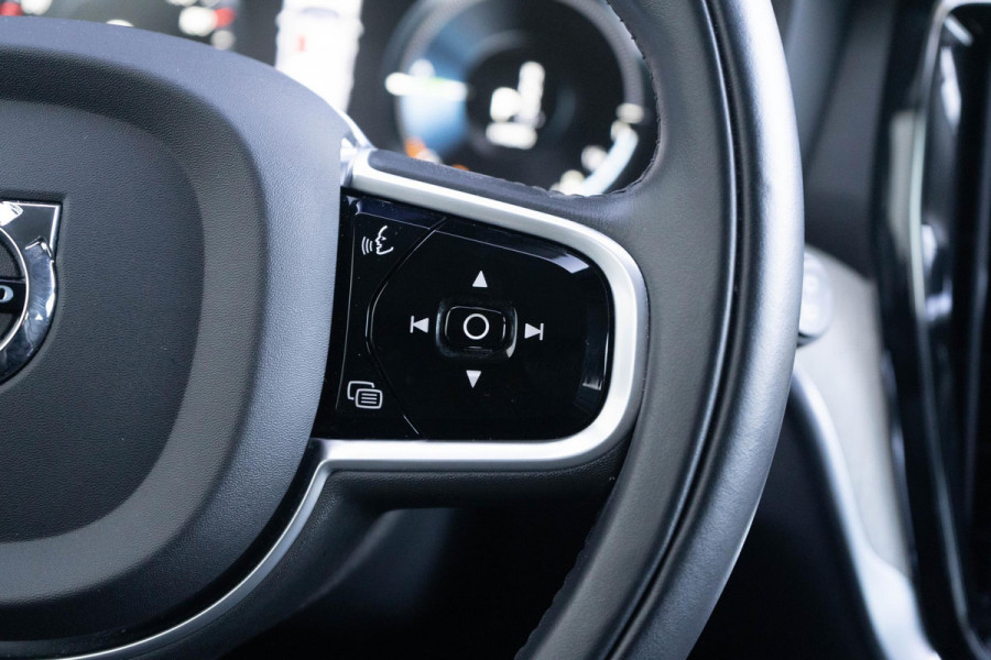 Volvo V60 T6 340PK Automaat Recharge AWD Inscription / Lederen bekleding / Stoel- en stuurverwarming /  Harman Kardon / Semi-elektrische trekhaak / Keyless Entry / Elektrische stoelen met geheugen