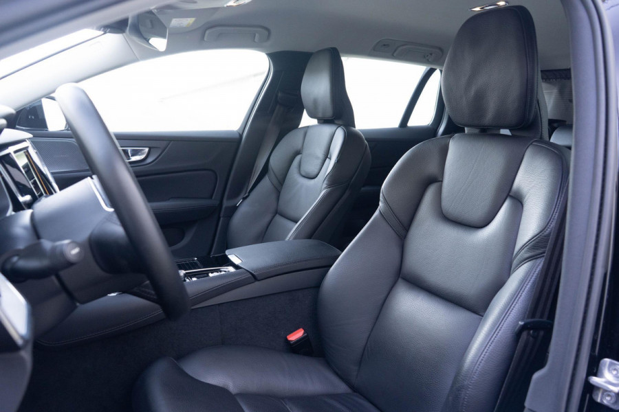 Volvo V60 T6 340PK Automaat Recharge AWD Inscription / Lederen bekleding / Stoel- en stuurverwarming /  Harman Kardon / Semi-elektrische trekhaak / Keyless Entry / Elektrische stoelen met geheugen