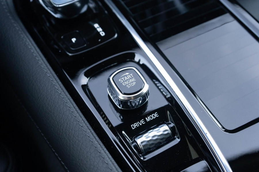 Volvo V60 T6 340PK Automaat Recharge AWD Inscription / Lederen bekleding / Stoel- en stuurverwarming /  Harman Kardon / Semi-elektrische trekhaak / Keyless Entry / Elektrische stoelen met geheugen