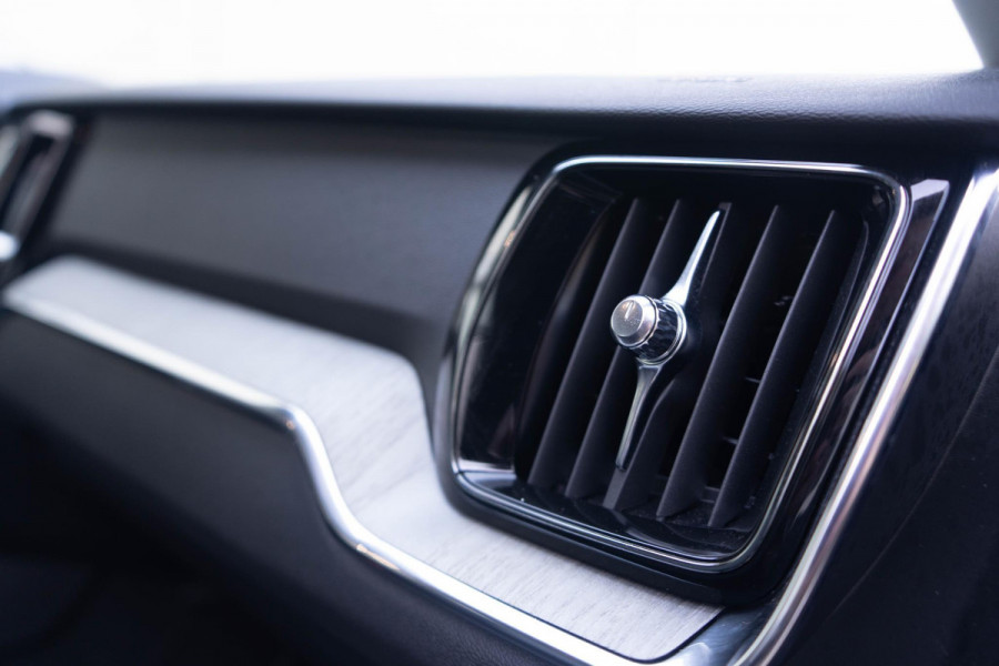 Volvo V60 T6 340PK Automaat Recharge AWD Inscription / Lederen bekleding / Stoel- en stuurverwarming /  Harman Kardon / Semi-elektrische trekhaak / Keyless Entry / Elektrische stoelen met geheugen