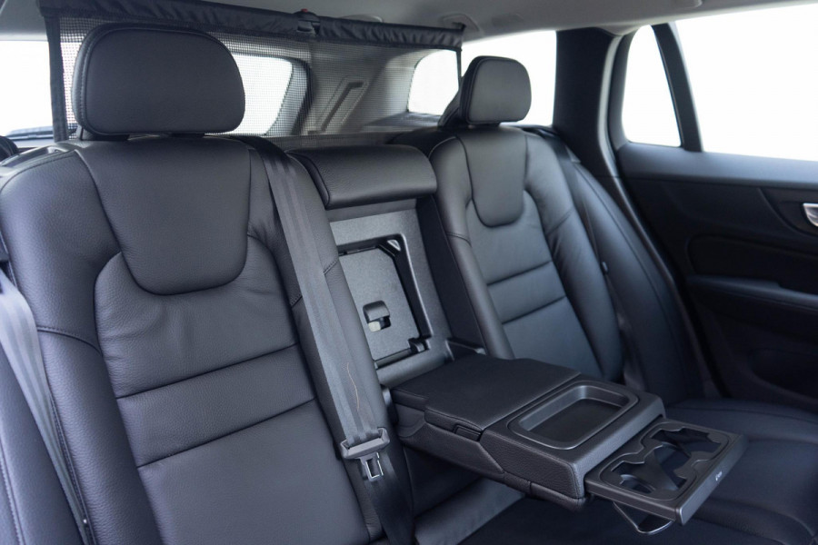 Volvo V60 T6 340PK Automaat Recharge AWD Inscription / Lederen bekleding / Stoel- en stuurverwarming /  Harman Kardon / Semi-elektrische trekhaak / Keyless Entry / Elektrische stoelen met geheugen