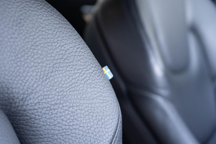 Volvo V60 T6 340PK Automaat Recharge AWD Inscription / Lederen bekleding / Stoel- en stuurverwarming /  Harman Kardon / Semi-elektrische trekhaak / Keyless Entry / Elektrische stoelen met geheugen