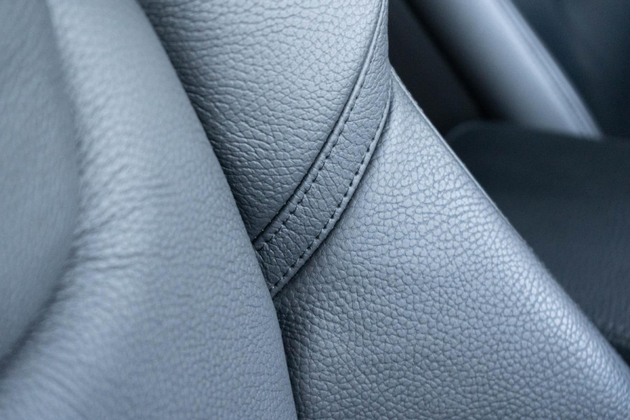 Volvo V60 T6 340PK Automaat Recharge AWD Inscription / Lederen bekleding / Stoel- en stuurverwarming /  Harman Kardon / Semi-elektrische trekhaak / Keyless Entry / Elektrische stoelen met geheugen