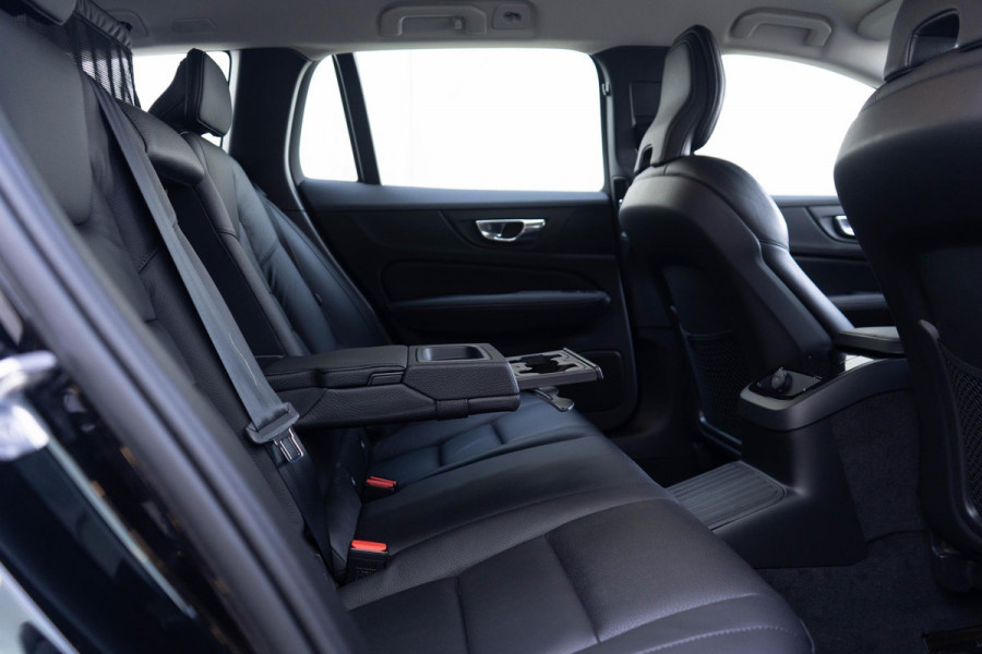 Volvo V60 T6 340PK Automaat Recharge AWD Inscription / Lederen bekleding / Stoel- en stuurverwarming /  Harman Kardon / Semi-elektrische trekhaak / Keyless Entry / Elektrische stoelen met geheugen