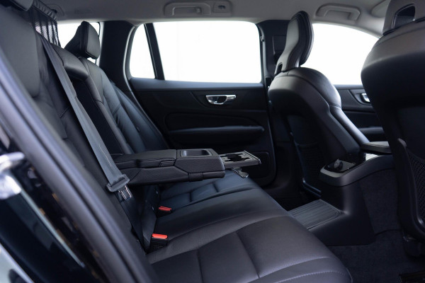 Volvo V60 T6 340PK Automaat Recharge AWD Inscription / Lederen bekleding / Stoel- en stuurverwarming /  Harman Kardon / Semi-elektrische trekhaak / Keyless Entry / Elektrische stoelen met geheugen