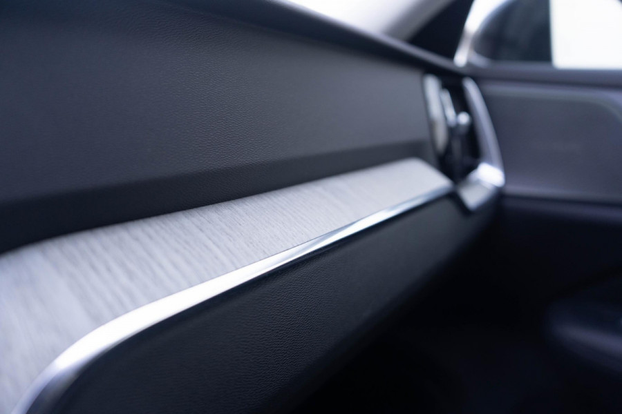 Volvo V60 T6 340PK Automaat Recharge AWD Inscription / Lederen bekleding / Stoel- en stuurverwarming /  Harman Kardon / Semi-elektrische trekhaak / Keyless Entry / Elektrische stoelen met geheugen