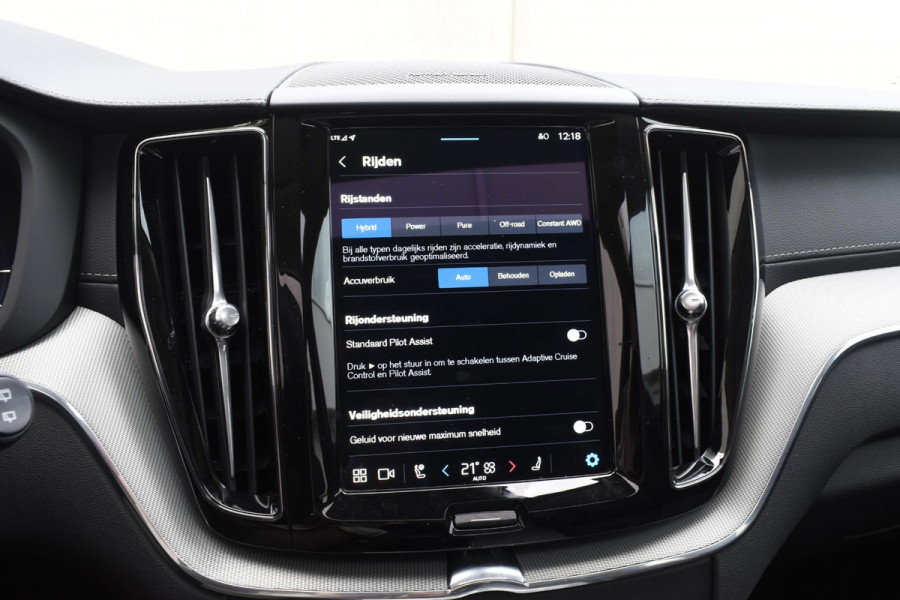 Volvo XC60 T6 350PK Automaat Plug-in Hybrid AWD Ultra Dark / Navigatie / Luchtvering / 360 Camera / Adaptieve Cruise Control / Stuurverwarming / Stoelverwarming v+a / Elektr. Achterklep / Schuifdak / Trekhaak