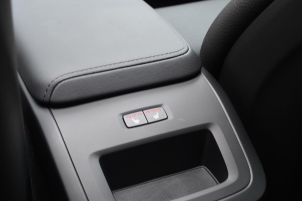 Volvo XC60 T6 350PK Automaat Plug-in Hybrid AWD Ultra Dark / Navigatie / Luchtvering / 360 Camera / Adaptieve Cruise Control / Stuurverwarming / Stoelverwarming v+a / Elektr. Achterklep / Schuifdak / Trekhaak