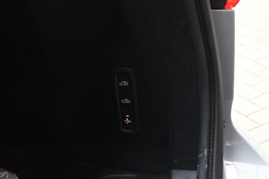 Volvo XC60 T6 350PK Automaat Plug-in Hybrid AWD Ultra Dark / Navigatie / Luchtvering / 360 Camera / Adaptieve Cruise Control / Stuurverwarming / Stoelverwarming v+a / Elektr. Achterklep / Schuifdak / Trekhaak