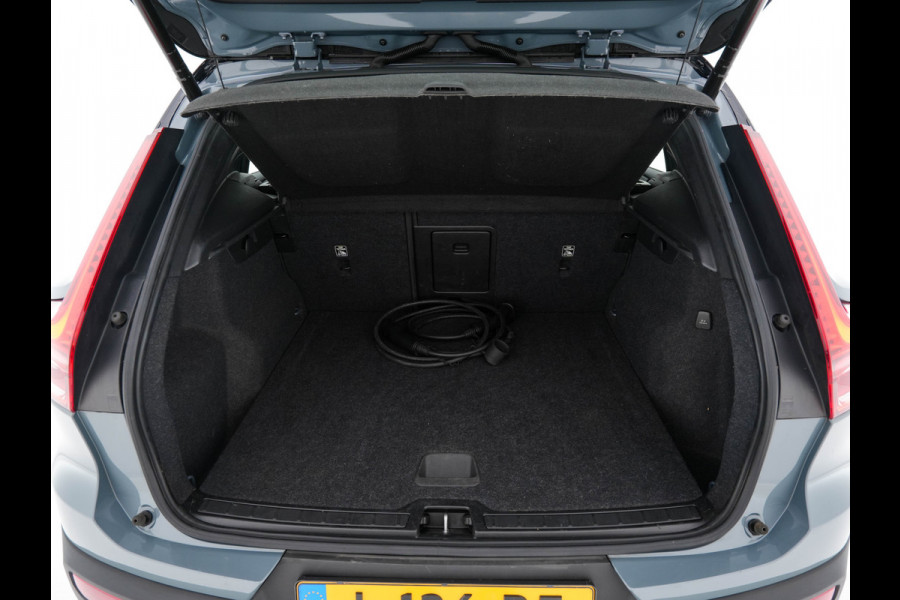 Volvo XC40 Recharge P8 AWD R-Design [ 3-Fase ] {SOH-91%} (INCL-BTW) *PANO | FULL-LEATHER | DIGI-COCKPIT | FULL-LED | MEMORY-PACK | HARMAN/KARDON | TOP-VIEW | CARPLAY | NAVI-FULLMAP | ECC | PDC | KEYLESS | HEATED-SPORTSEATS | BLIS | CAPLAY | 19"ALU*