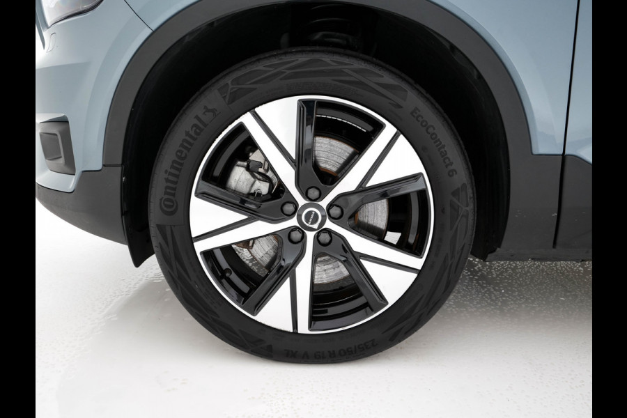 Volvo XC40 Recharge P8 AWD R-Design [ 3-Fase ] {SOH-91%} (INCL-BTW) *PANO | FULL-LEATHER | DIGI-COCKPIT | FULL-LED | MEMORY-PACK | HARMAN/KARDON | TOP-VIEW | CARPLAY | NAVI-FULLMAP | ECC | PDC | KEYLESS | HEATED-SPORTSEATS | BLIS | CAPLAY | 19"ALU*