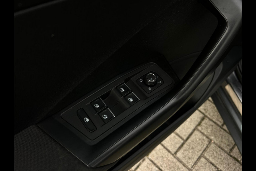 Volkswagen T-Roc 1.5 TSI Sport Business R CAMERA | TREKHAAK | NETTE AUTO | VIRTUAL COCKPIT |